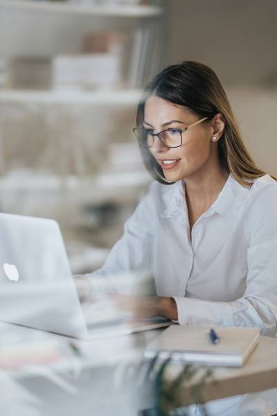 woman working remotely using unflow online cloud printing 400x600